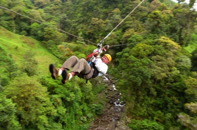 Ziplining über den Baumkronen in Boquete (Alexander Mirschel)  Copyright 
Informazioni sulla licenza disponibili sotto 'Prova delle fonti di immagine'